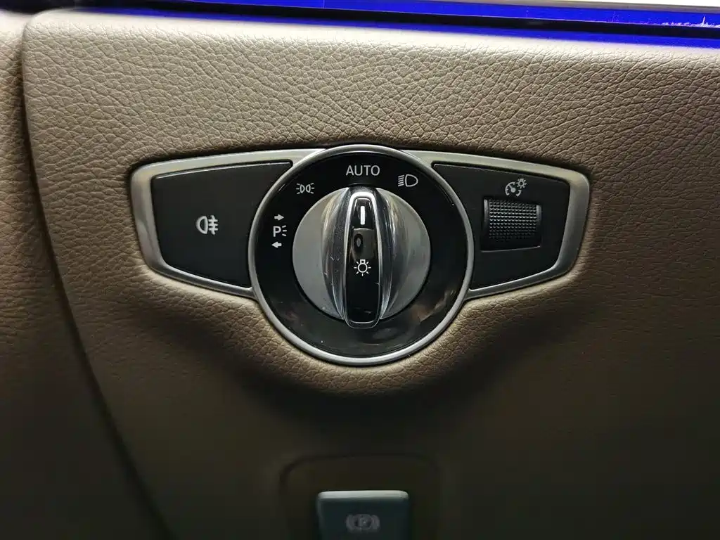 Photo 21 - Mercedes-Benz E-Class