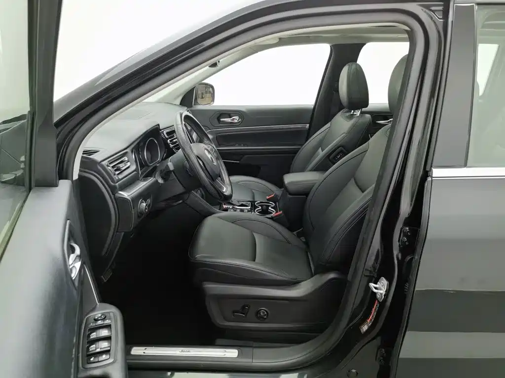 Photo 10 - Jeep Grand Commander