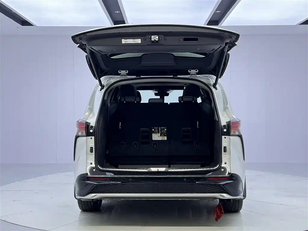 Toyota Granvia 2023 2.5L Hybrid Luxury Edition фото 13
