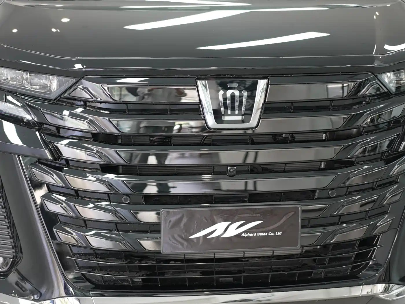 Toyota Vellfire 2025 Crown Hybrid 2.5L Ink Gold Executive Edition фото 18
