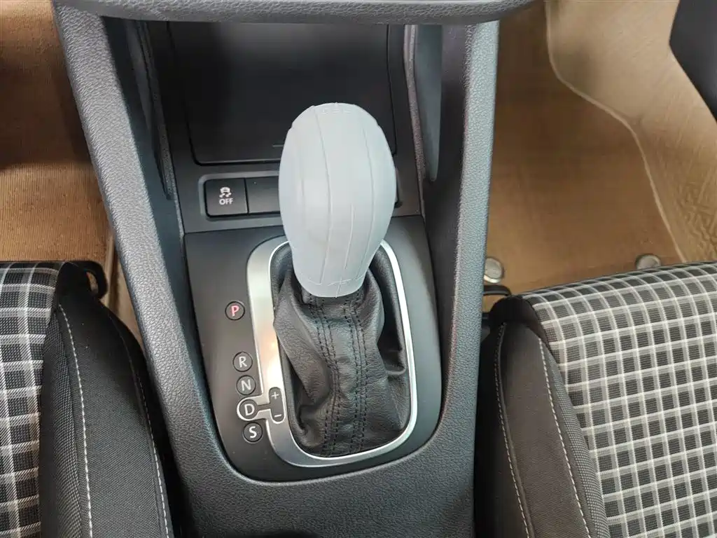 Volkswagen Scirocco 2015 1.4TSI Trend Edition фото 14