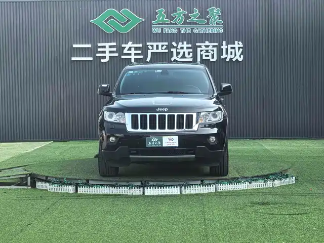 Jeep Grand Cherokee (Import) 2013 3.6L Navigation Luxury — фото 2