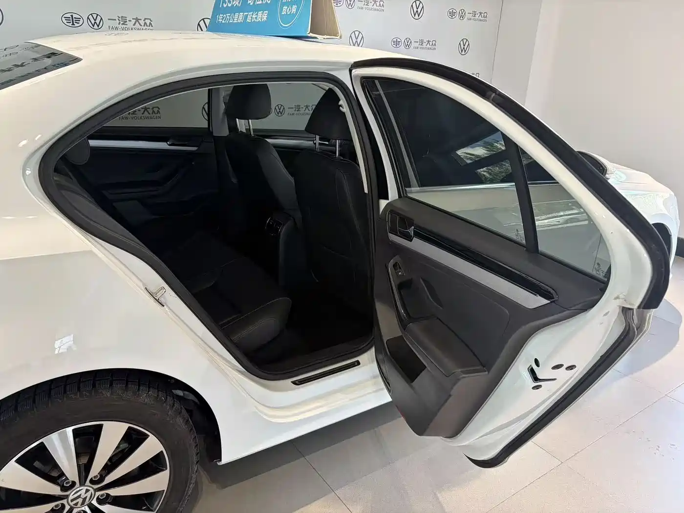 Volkswagen Sagitar 2018 1.6L Automatic Comfort фото 9
