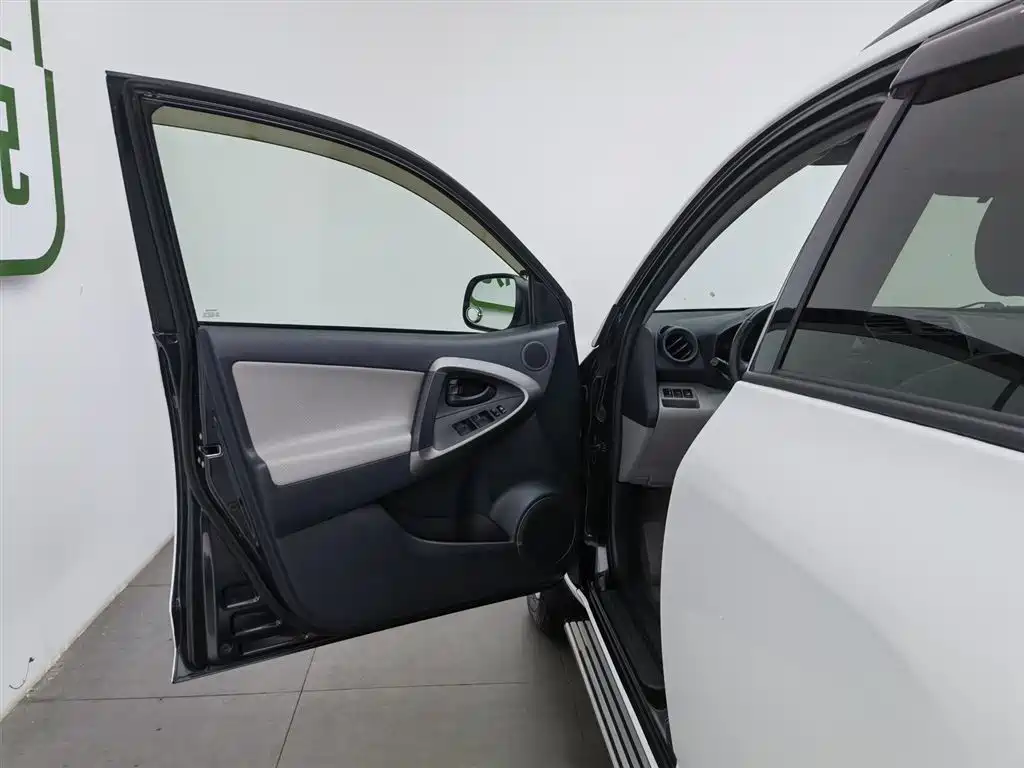 Toyota RAV4 Rongfang 2010 2.0L Automatic Luxury Upgrade Edition фото 8