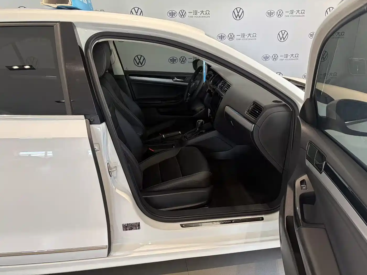 Volkswagen Sagitar 2018 1.6L Automatic Comfort фото 8