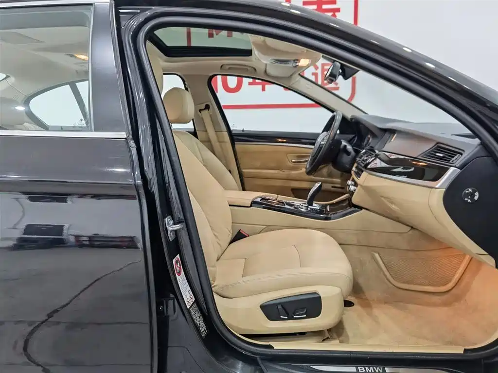 BMW 5 Series 2014 525Li Leading фото 23