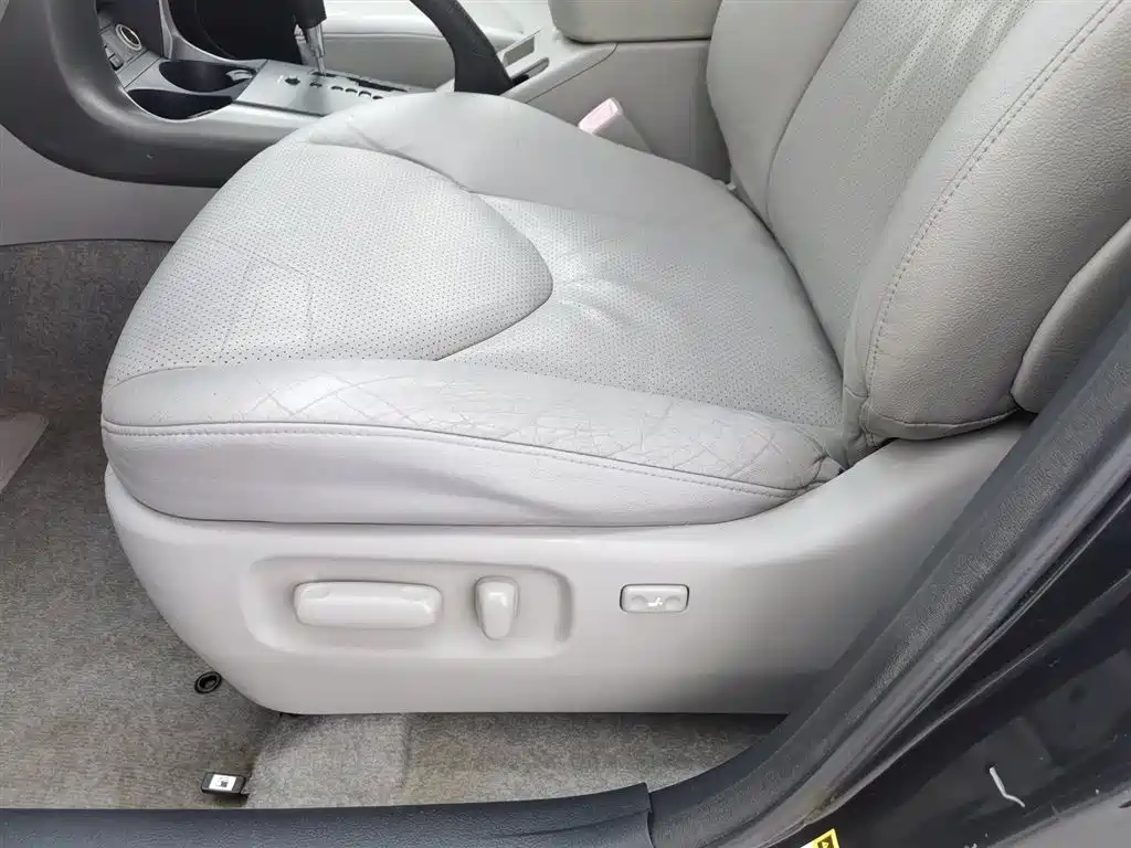 Toyota RAV4 Rongfang 2010 2.0L Automatic Luxury Upgrade Edition фото 20