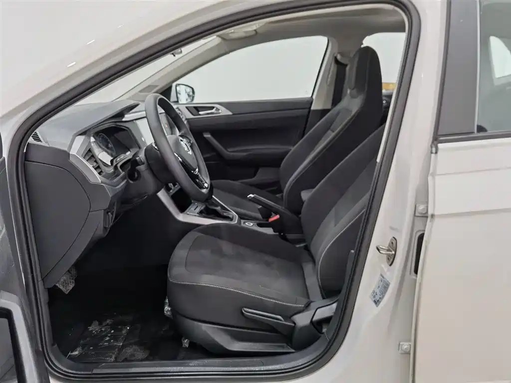 Volkswagen Polo 2019 Plus 1.5L Automatic Panorama Enjoyment Edition фото 10