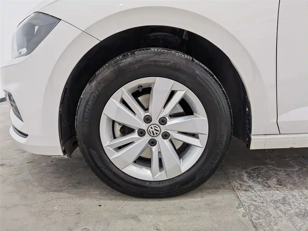 Volkswagen Polo 2019 Plus 1.5L Automatic Panorama Enjoyment Edition фото 17