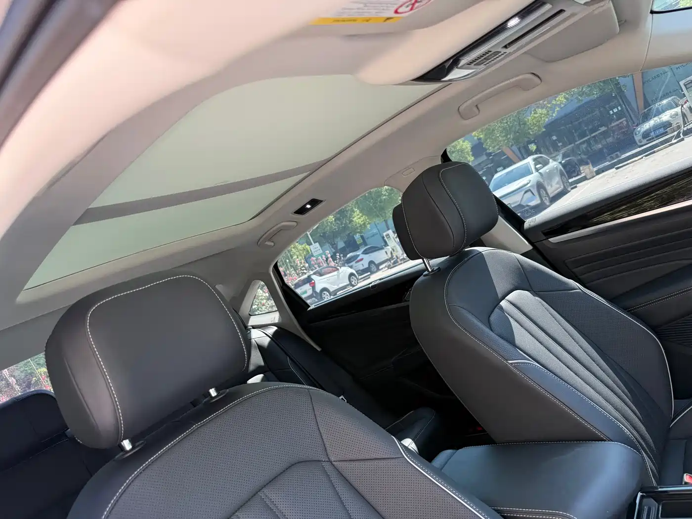 Volkswagen Passat 2024 380TSI Luxury фото 10