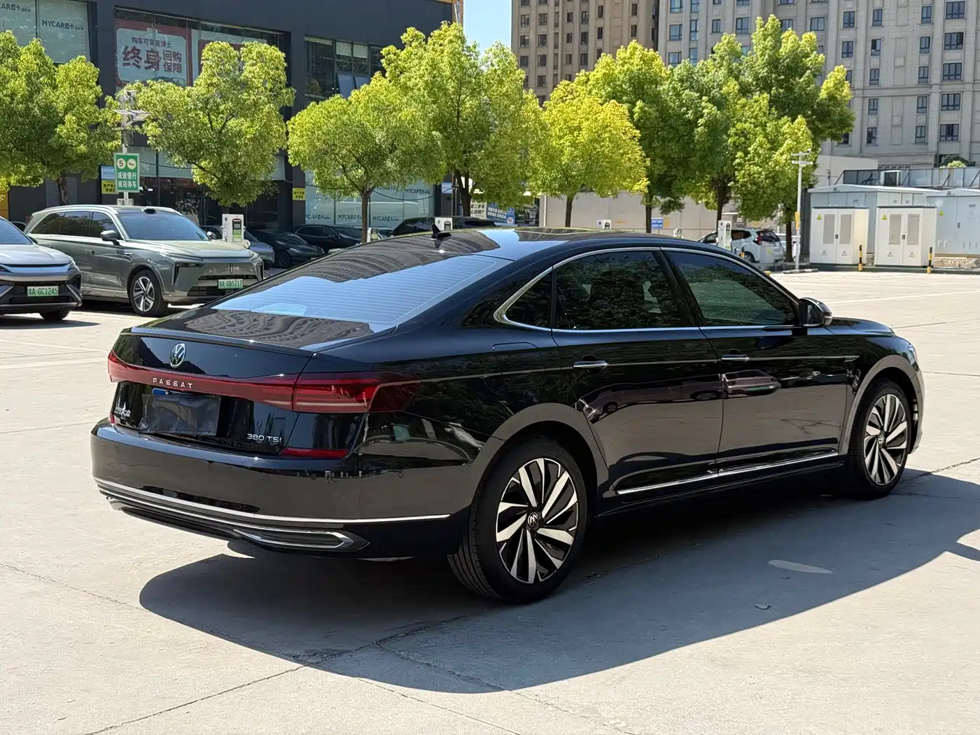 Volkswagen Passat 2024 380TSI Luxury фото 5