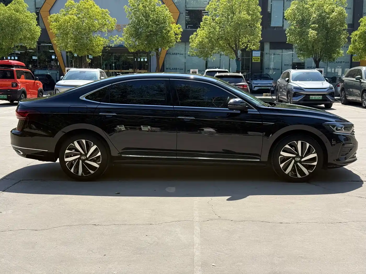 Volkswagen Passat 2024 380TSI Luxury фото 4