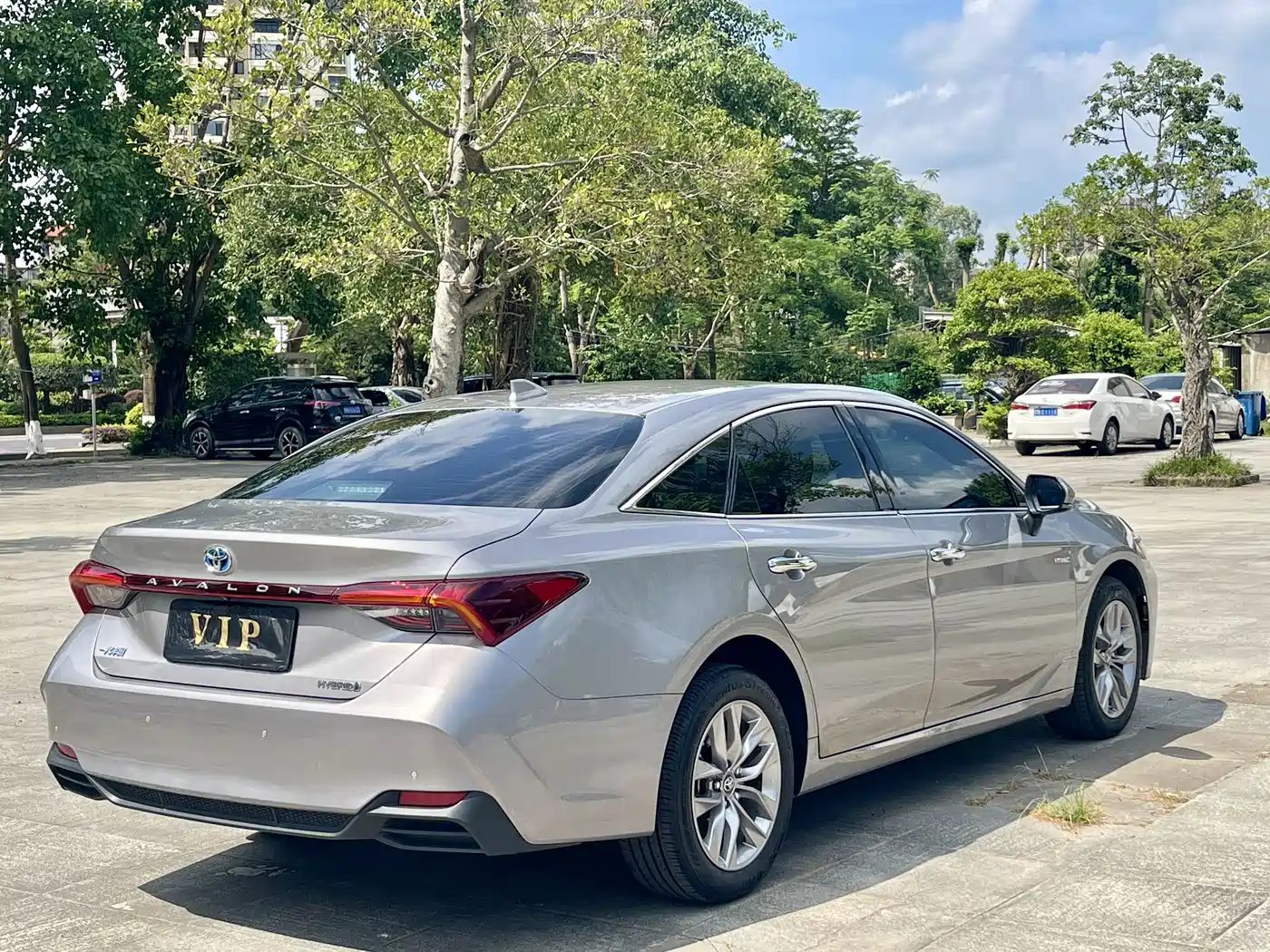 Toyota Avalon 2019 Hybrid 2.5L Luxury Edition China V фото 4