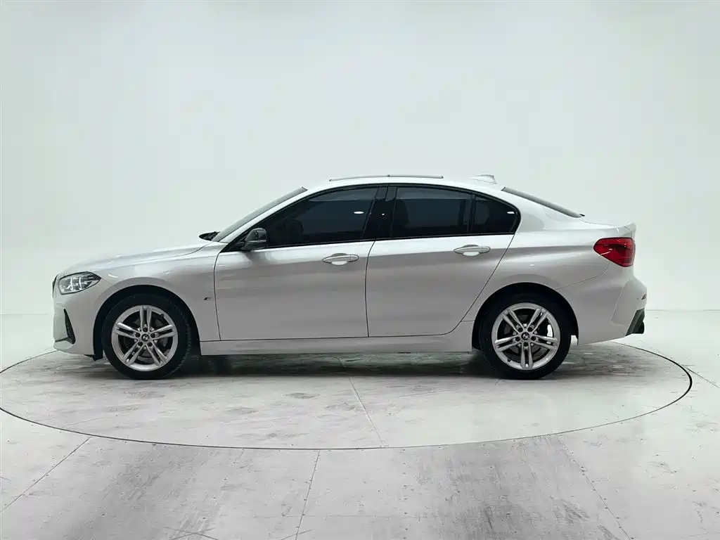 BMW 1 Series 2022 120i M Sport Shadow Edition фото 7