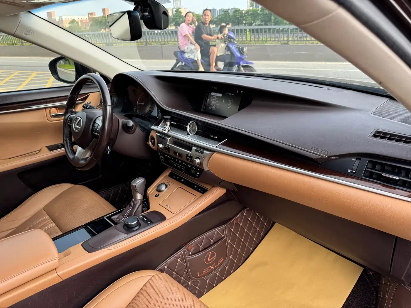 Lexus ES 2015 250 Elegance Edition фото 18