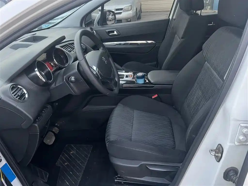 Peugeot 3008 2015 2.0L Automatic Classic Edition фото 13