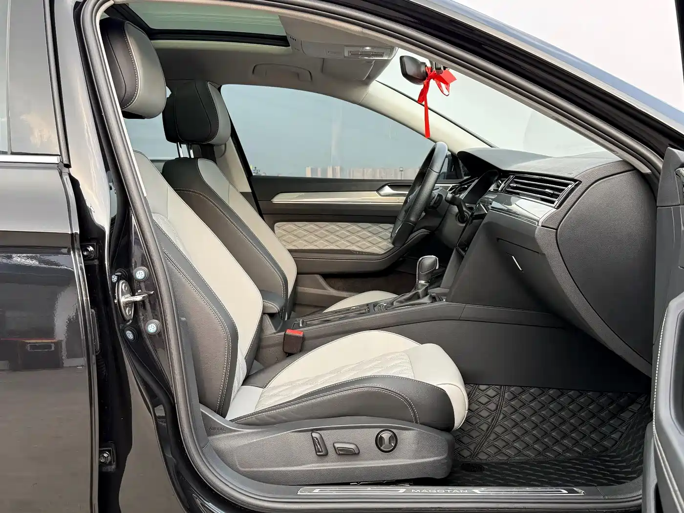 Volkswagen Magotan 2023 Model 2 Million Commemorative Edition 330TSI DSG Luxury фото 4