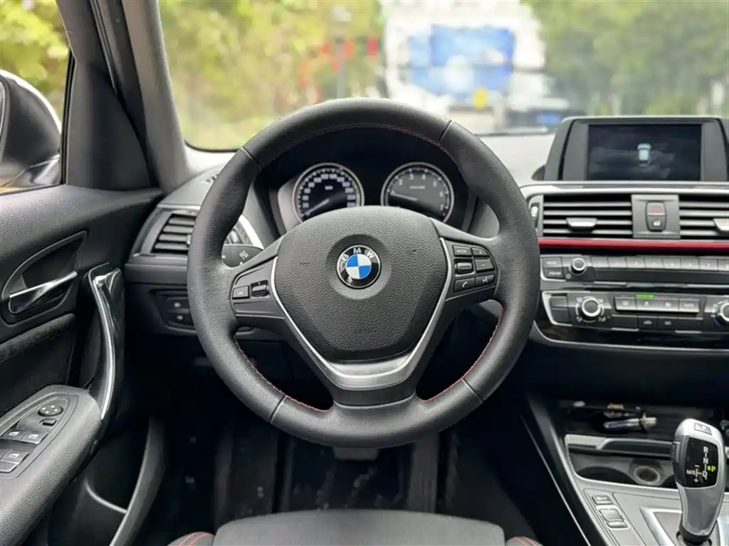 BMW 1 Series (Import) 2018 118i Sport Design Package фото 3