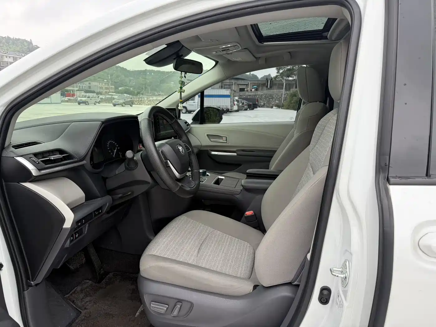 Toyota Sienna 2023 2.5L Hybrid Comfort Edition фото 5