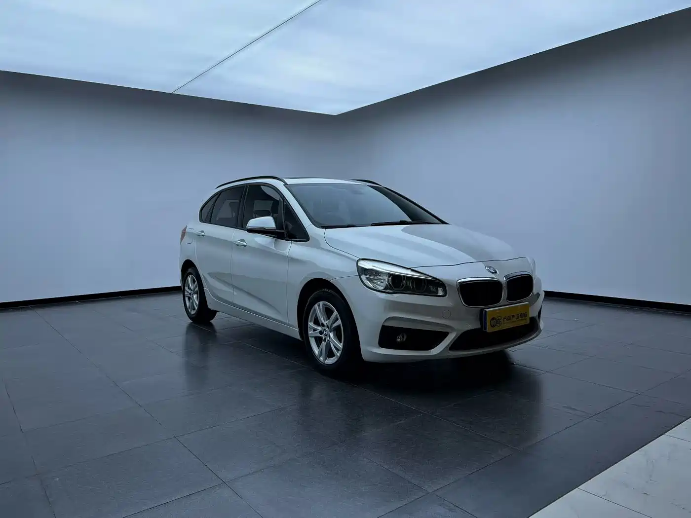 BMW 2 Series Touring 2016 218i Leading фото 3