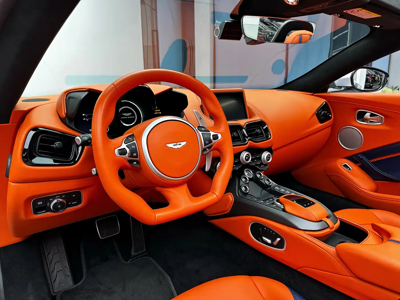 ASTON MARTIN V8 VANTAGE