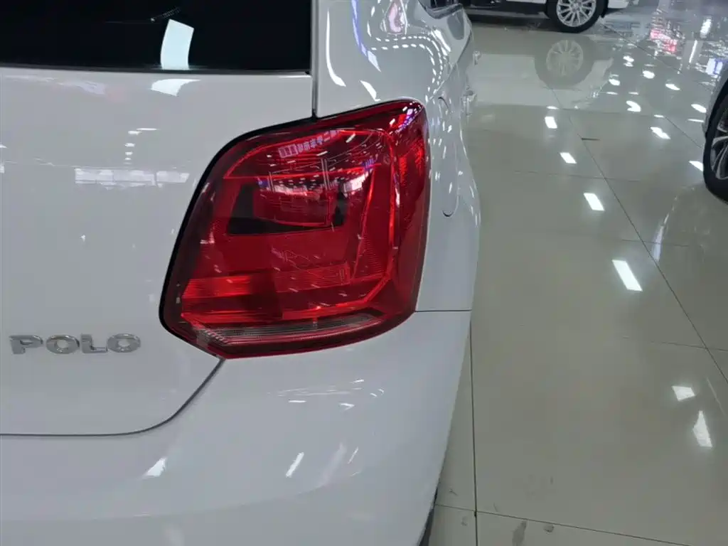 Volkswagen Polo 2016 1.4L Automatic Trend фото 8