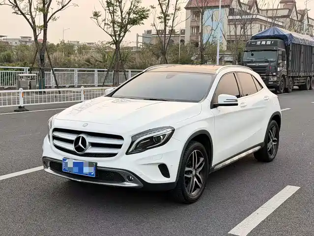 MERCEDES-BENZ GLA