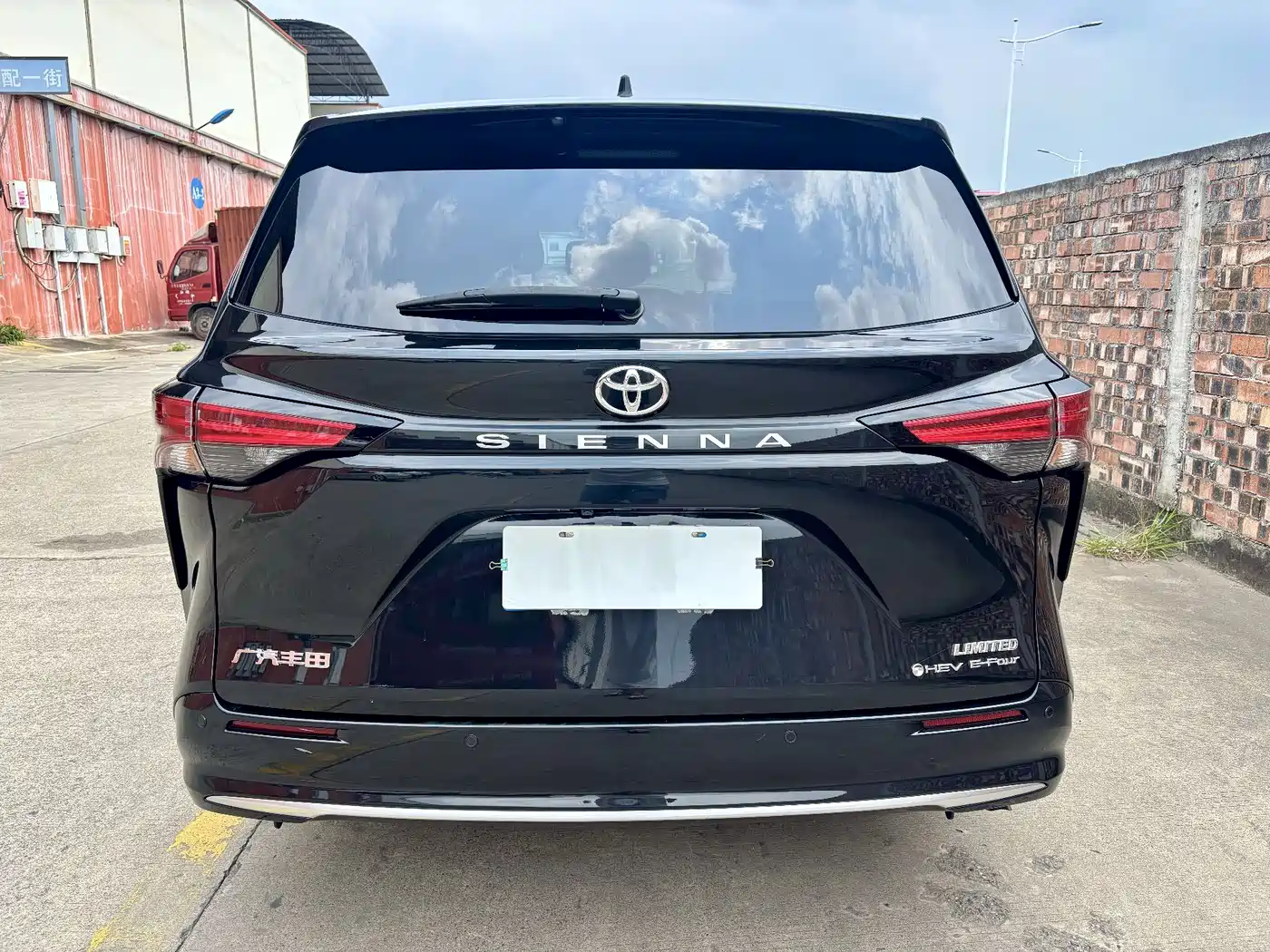 Toyota Sienna 2024 2.5L Hybrid 4WD Premium Edition фото 5