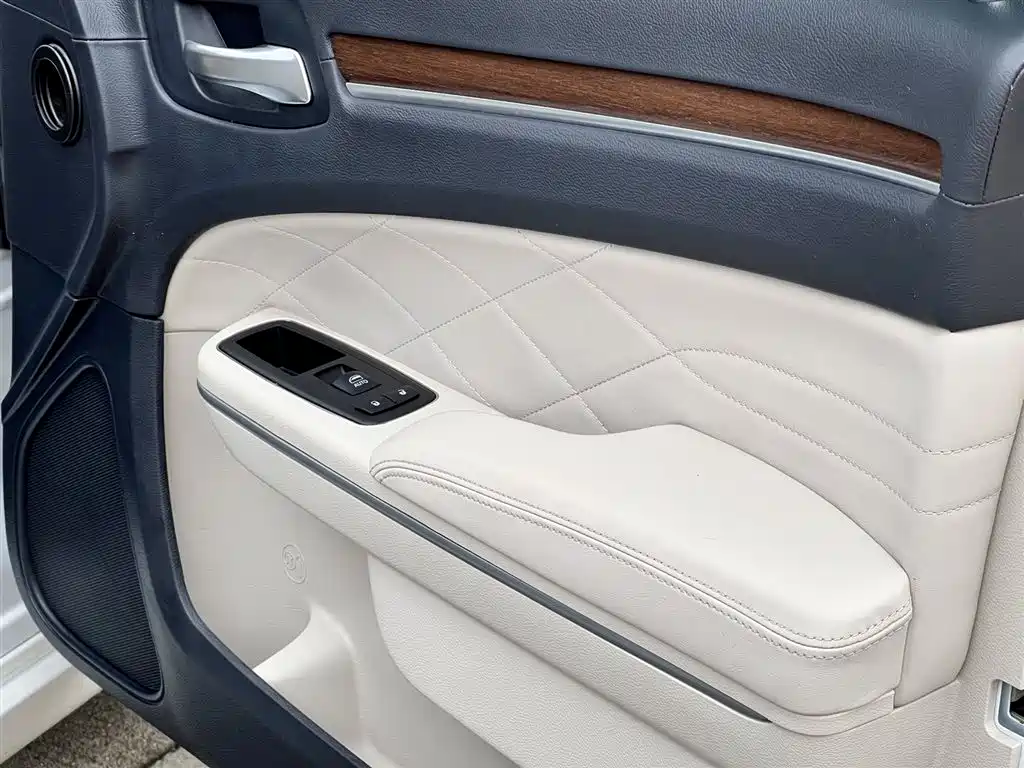 Chrysler 300C (Import) 2016 3.0L Beyond Edition фото 19
