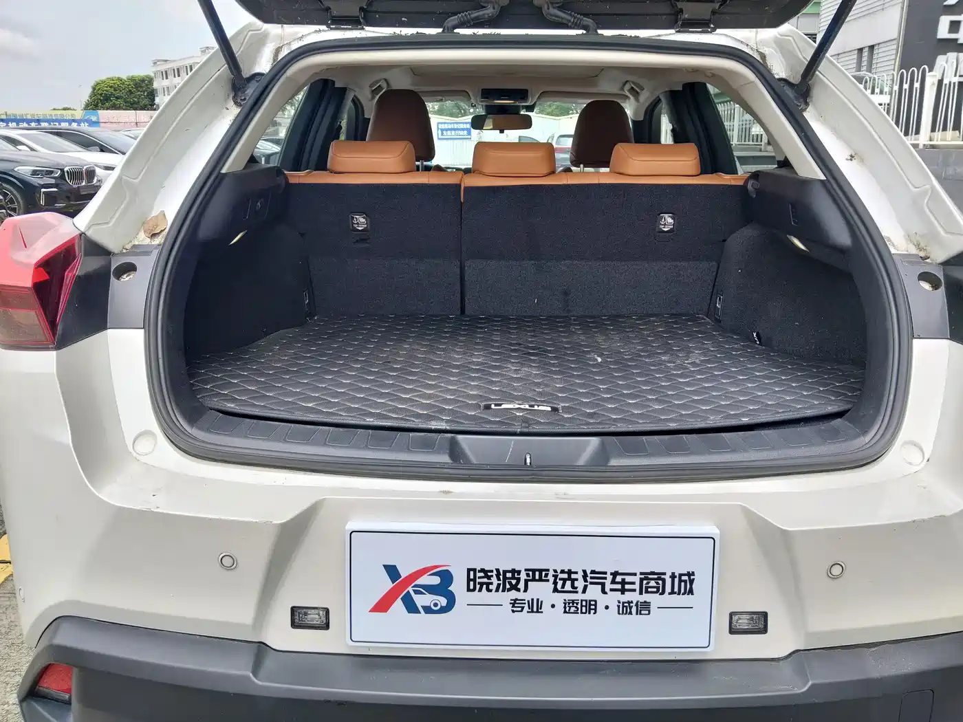 Фото 17 - Lexus UX