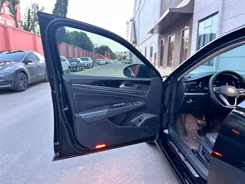 Volkswagen Passat 2023 280TSI Elite Edition фото 17