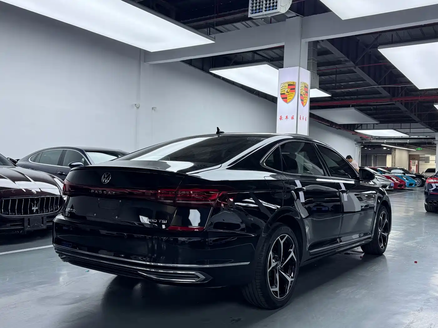 Volkswagen Passat 2024 380TSI Starlight Dragon Soaring Edition фото 18