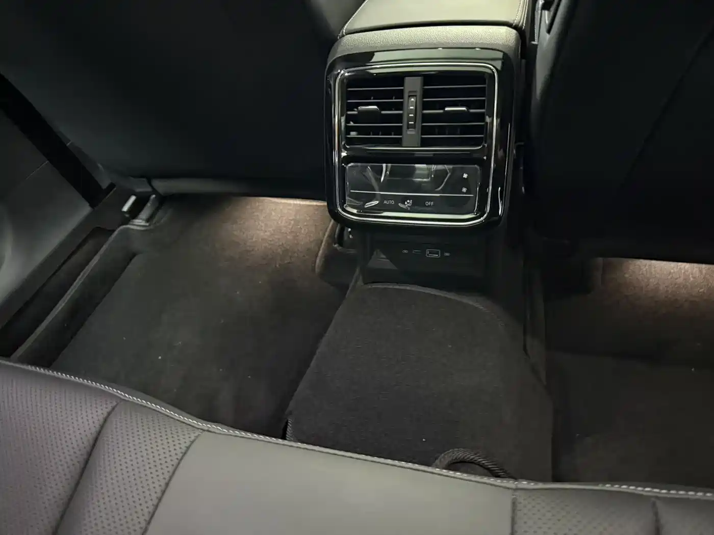 Volkswagen Passat 2024 380TSI Starlight Dragon Soaring Edition фото 11