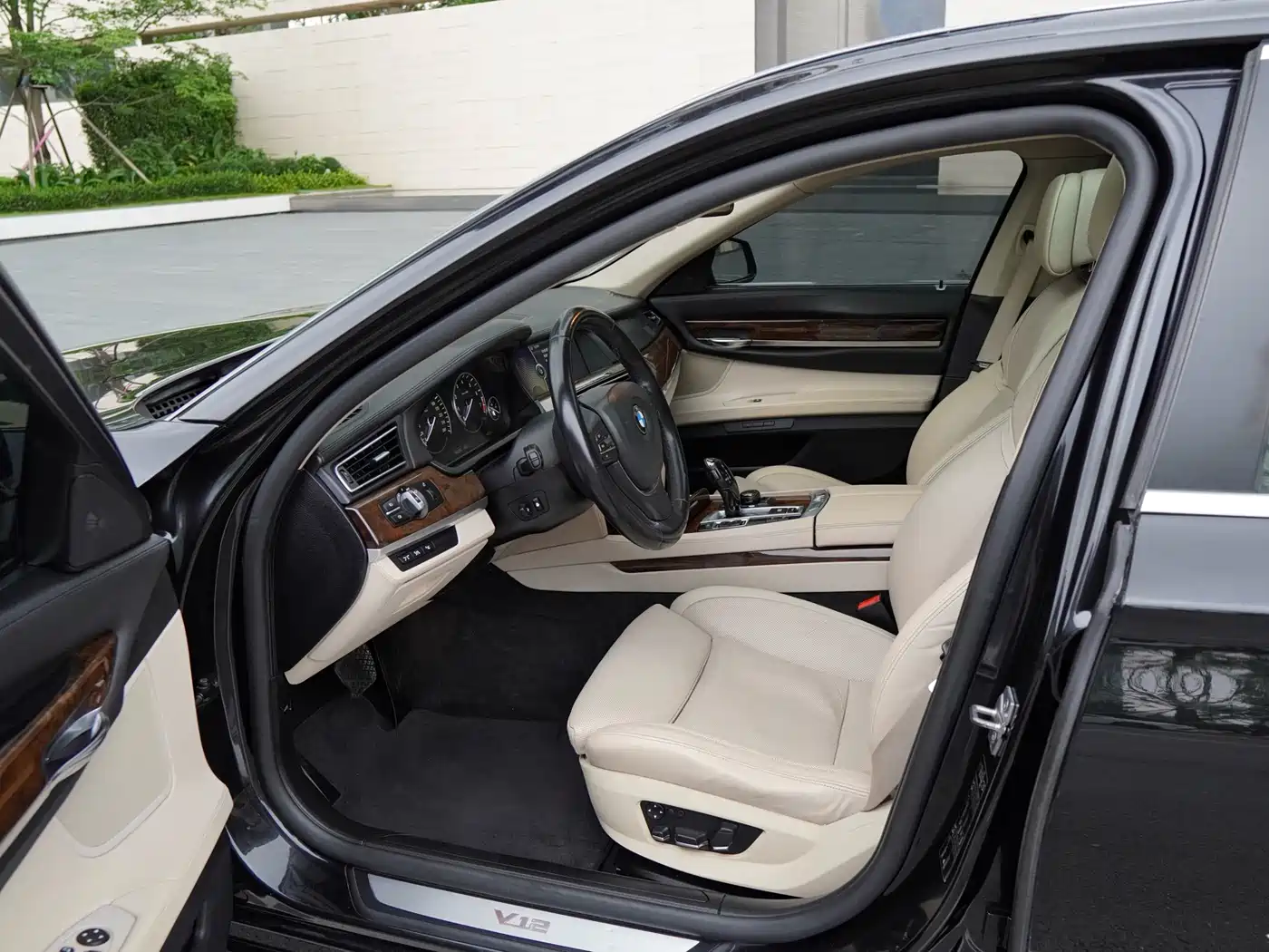 BMW 7 Series 2010 760Li фото 4