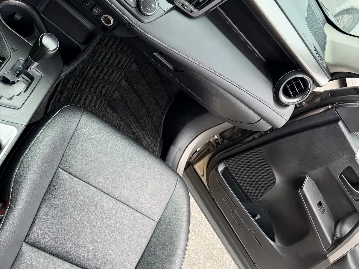 Toyota RAV4 Rongfang 2018 2.0L CVT 2WD Trend X Edition фото 29