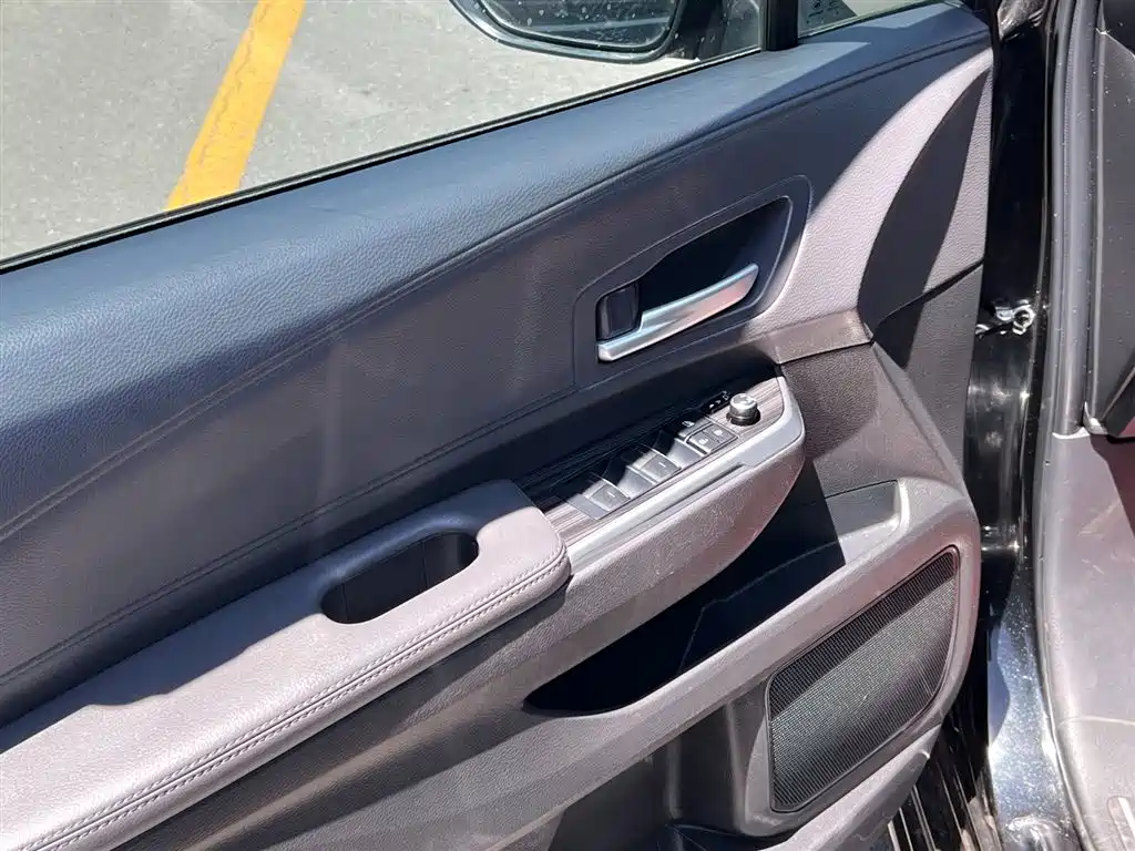 Toyota Sienna 2021 2.5L Hybrid Premium Edition фото 5