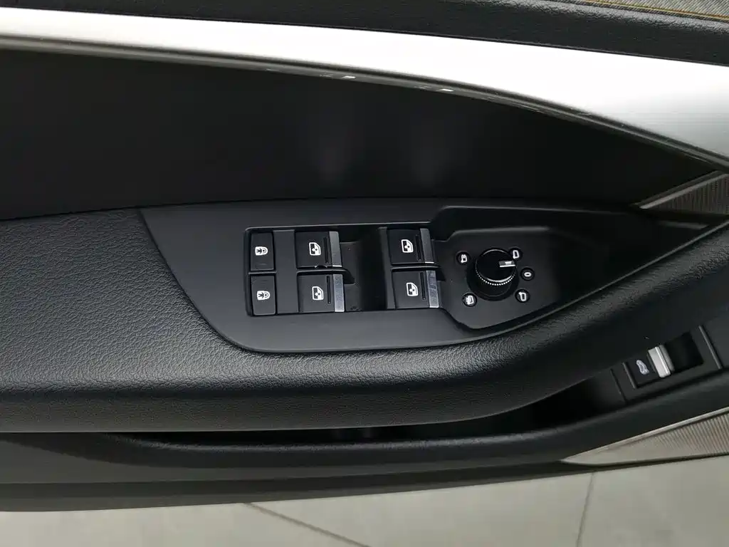 Фото 9 - Audi A6L