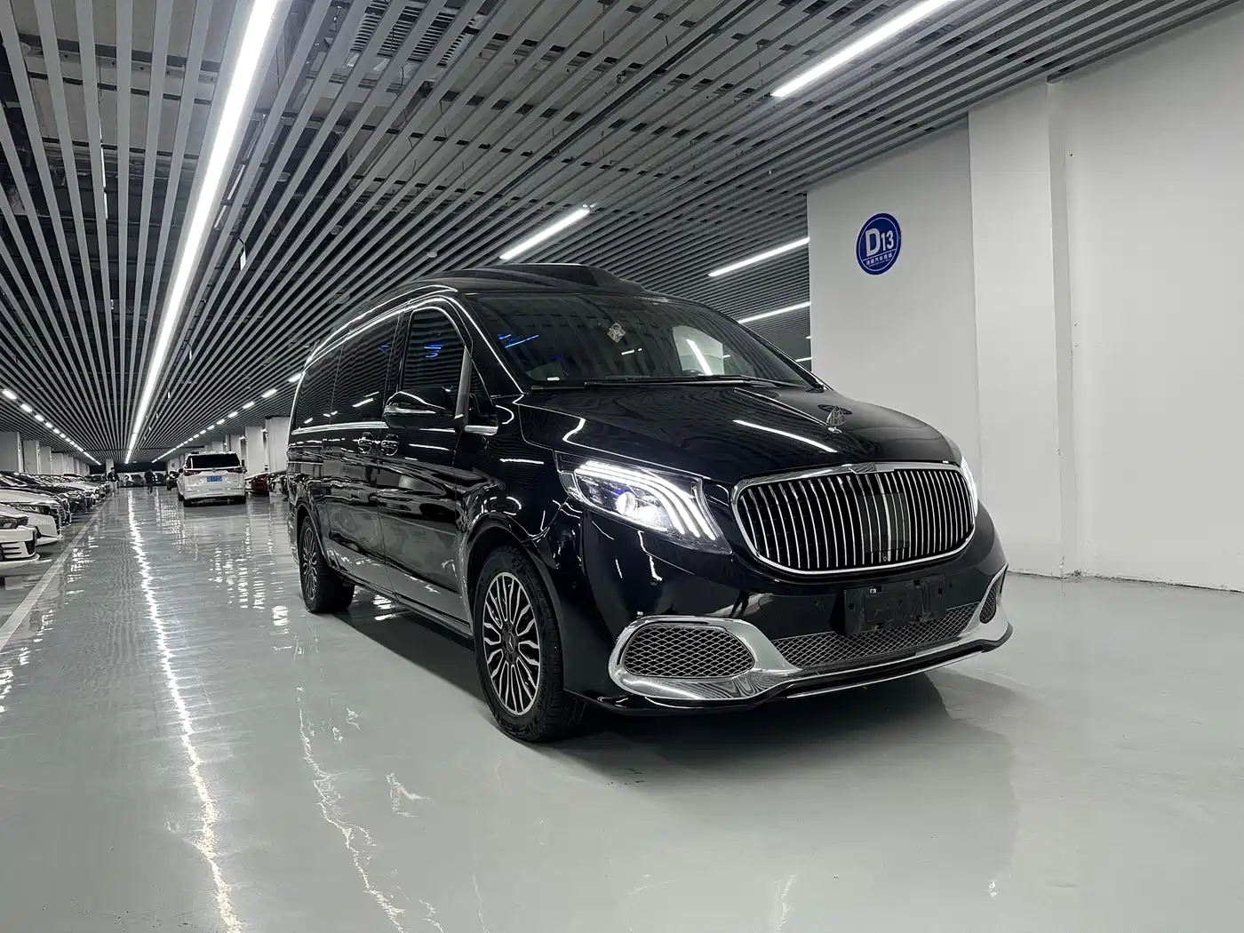 Mercedes-Benz V-Class 2017 Model V 260 L Premium Extended Edition фото 3