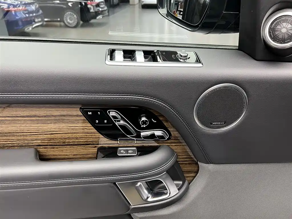 Land Rover Range Rover 2020 3.0 L6 Heritage Extended Edition фото 15