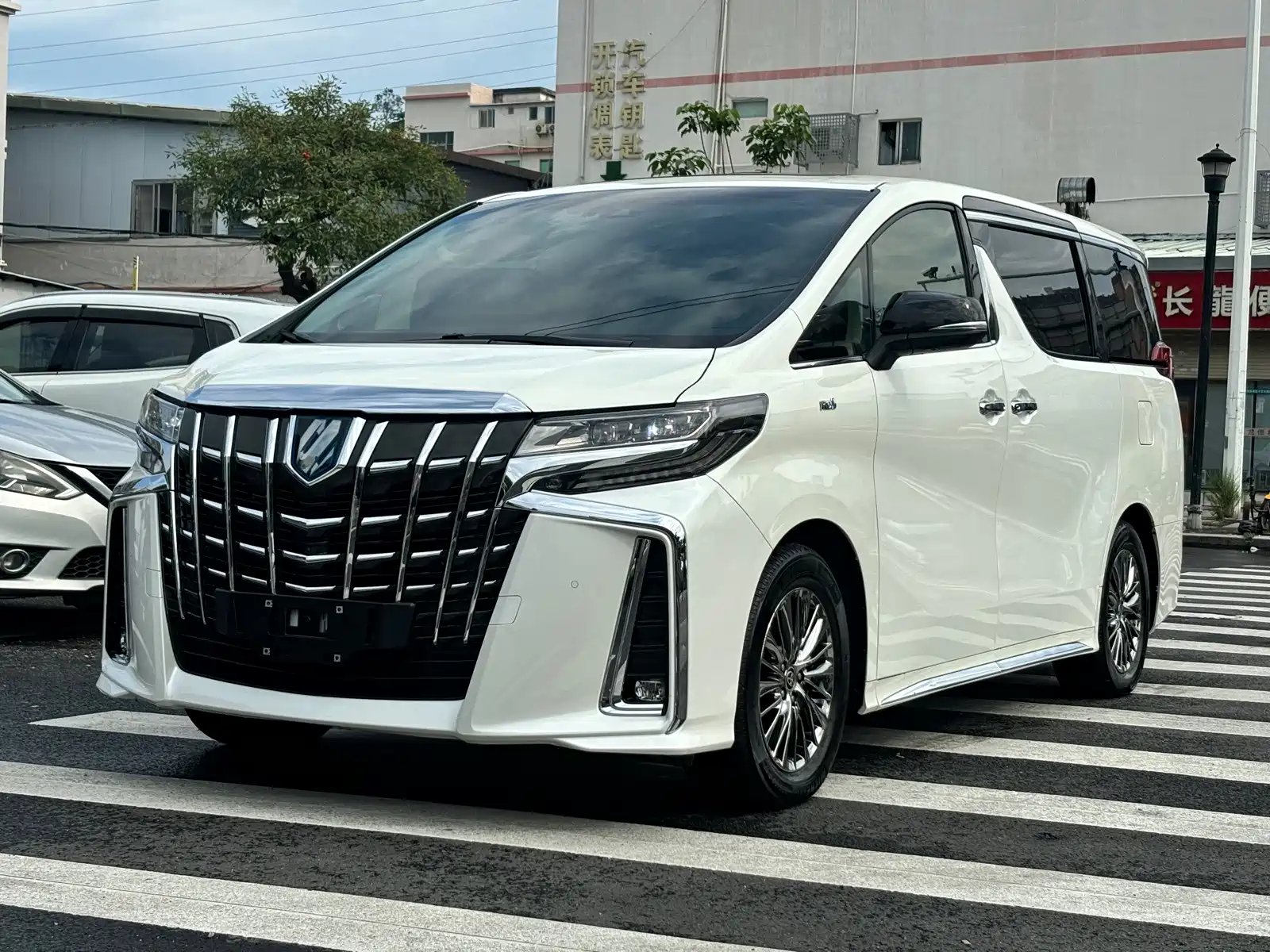 Фото 1 - Toyota Alphard
