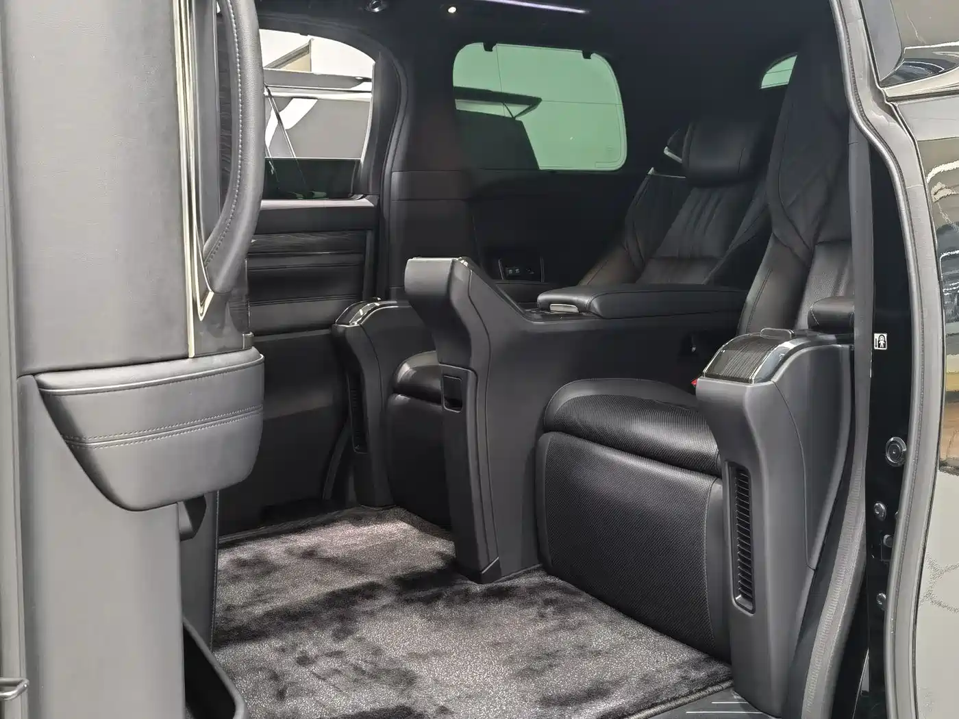 Lexus LM 2020 300h 4-Seat Imperial Edition фото 7