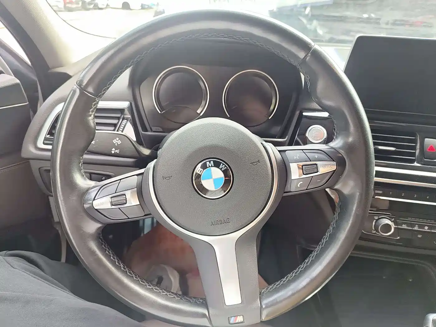 BMW 1 Series 2022 120i M Sport Shadow Edition фото 4
