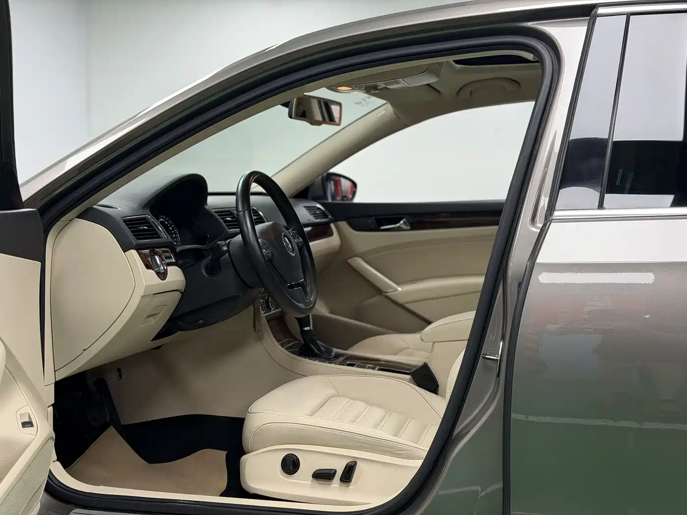 Volkswagen Passat 2011 1.8TSI DSG Royal Edition фото 5