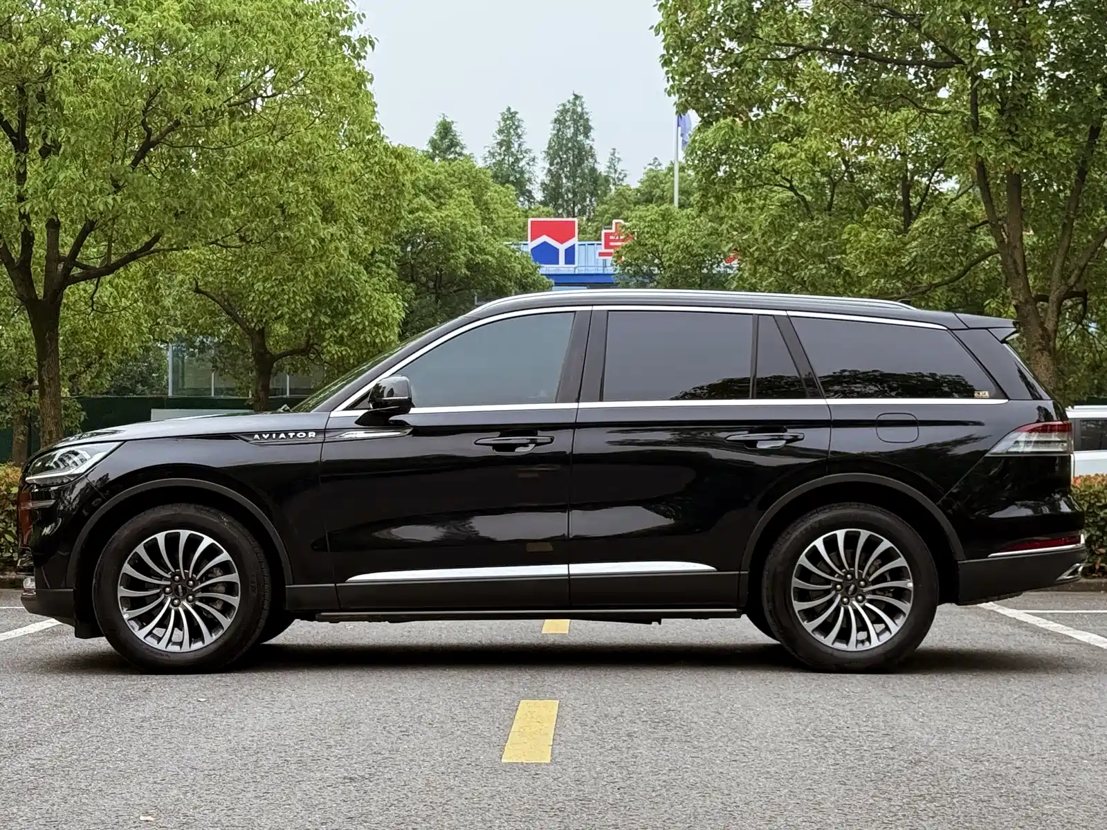 Photo 8 - Lincoln Aviator