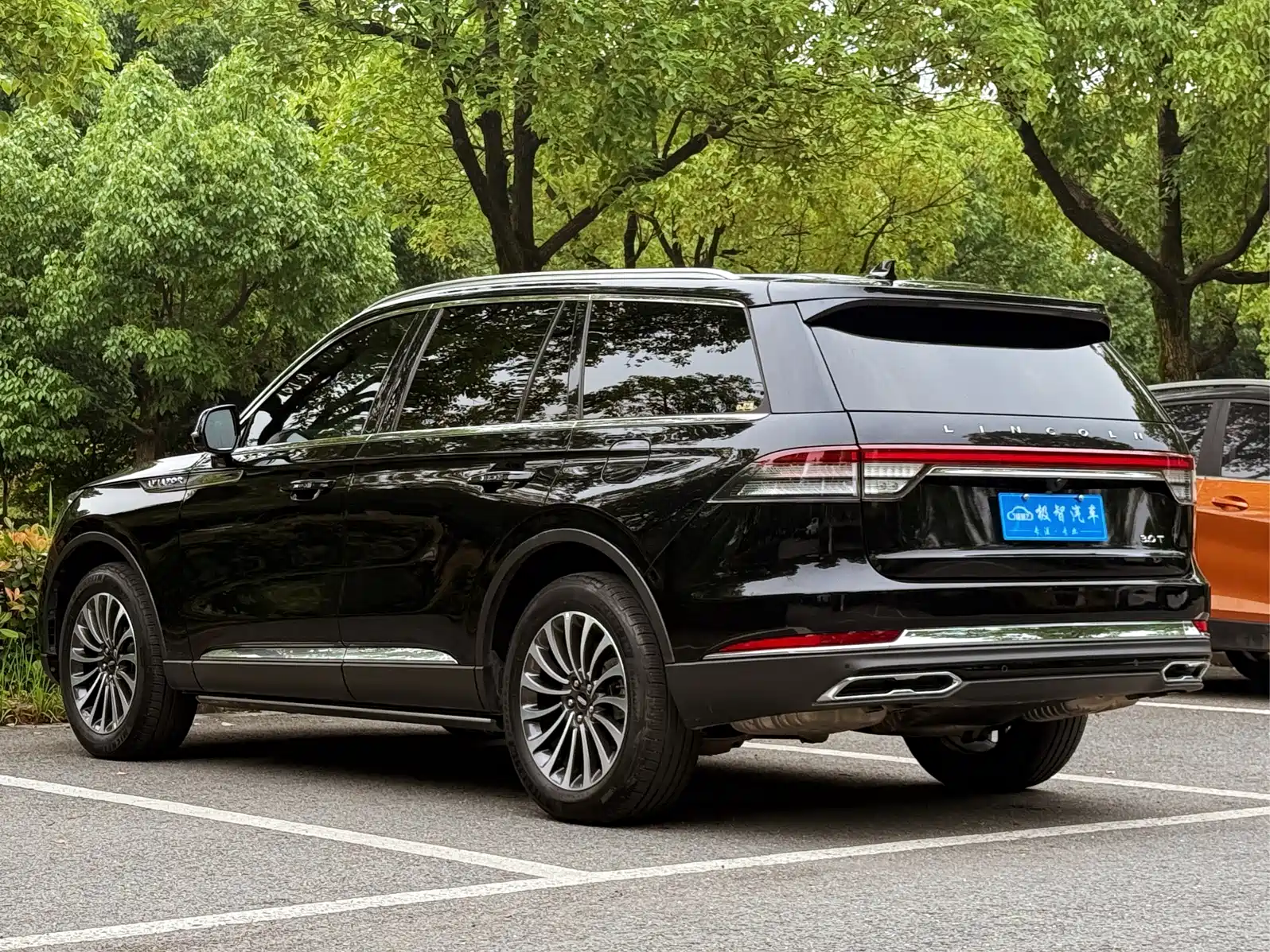 Photo 7 - Lincoln Aviator
