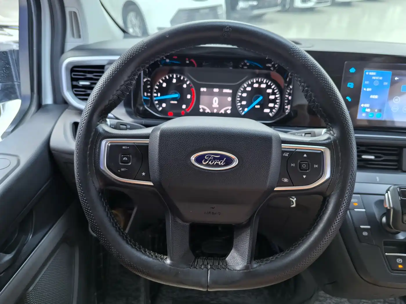 Ford Transit 2023 2023 Model 2.0T Diesel Automatic Multi-purpose Commercial Vehicle Medium Wheelbase Medium Roof 5/6 Seater