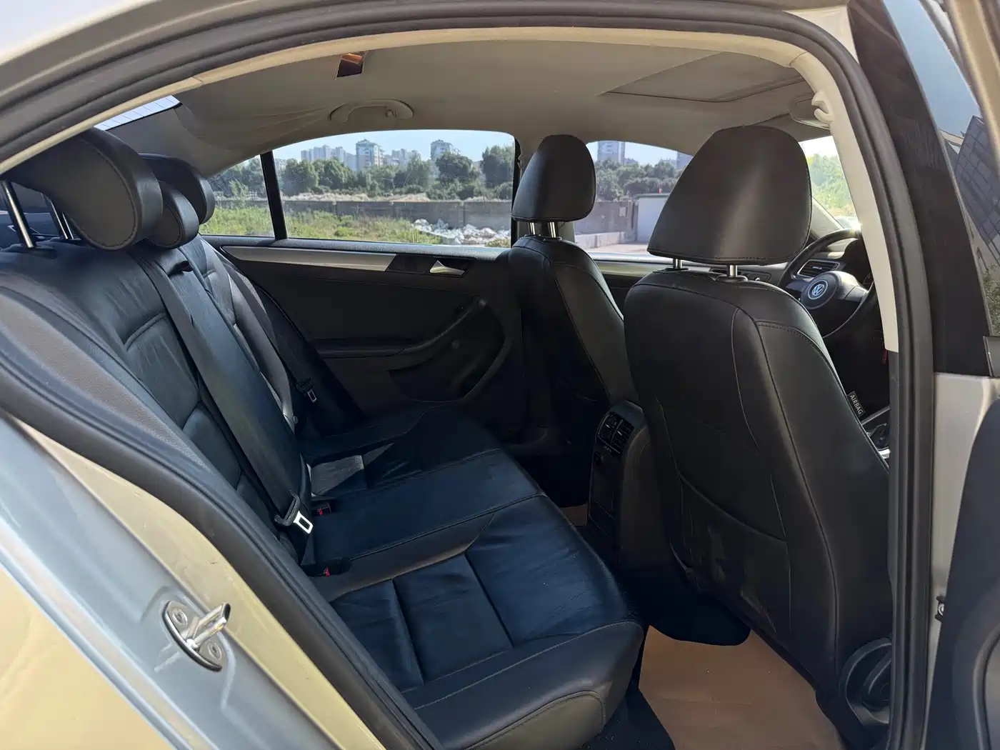 Volkswagen Sagitar 2015 1.6L Automatic Comfort фото 11