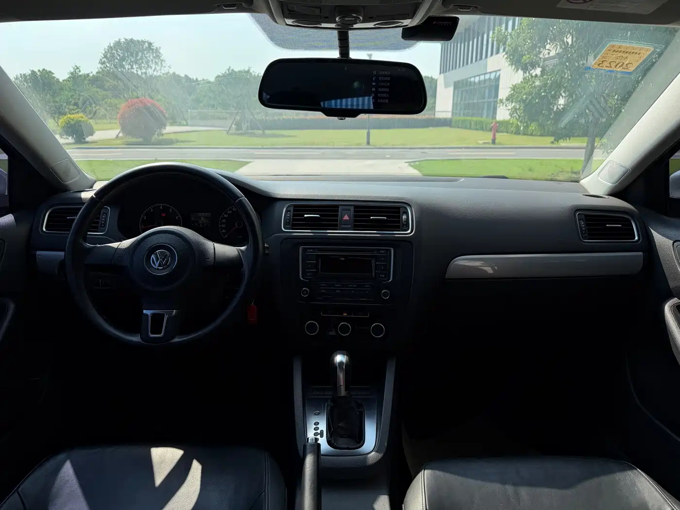 Volkswagen Sagitar 2015 1.6L Automatic Comfort фото 14