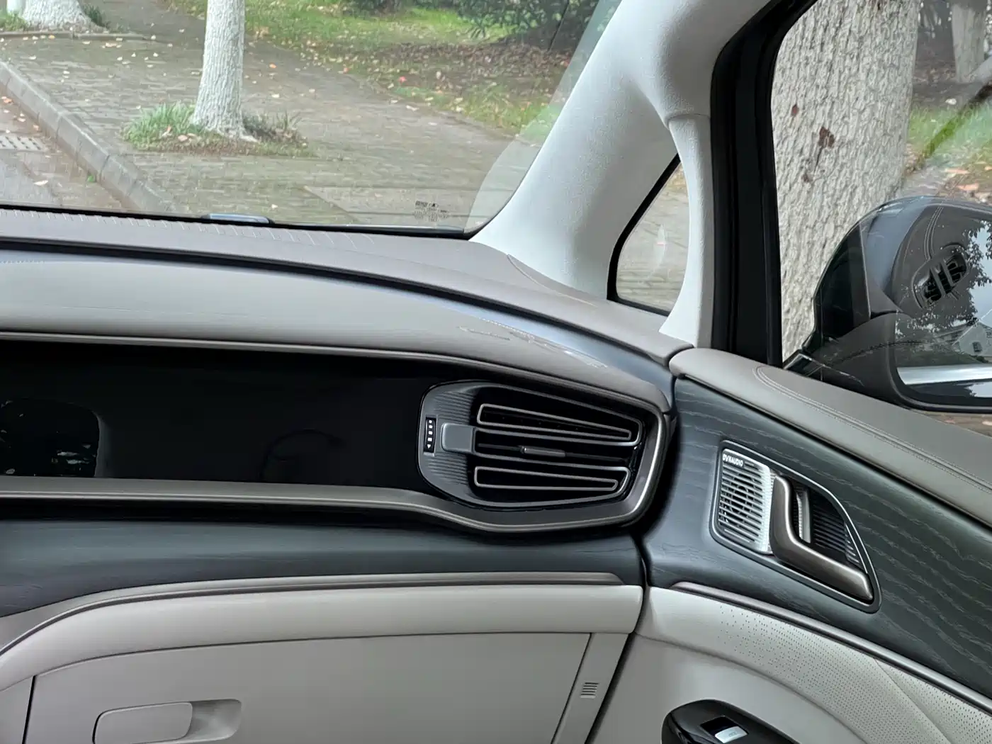 Denza D9 2022 DM-i 970 AWD Flagship фото 24