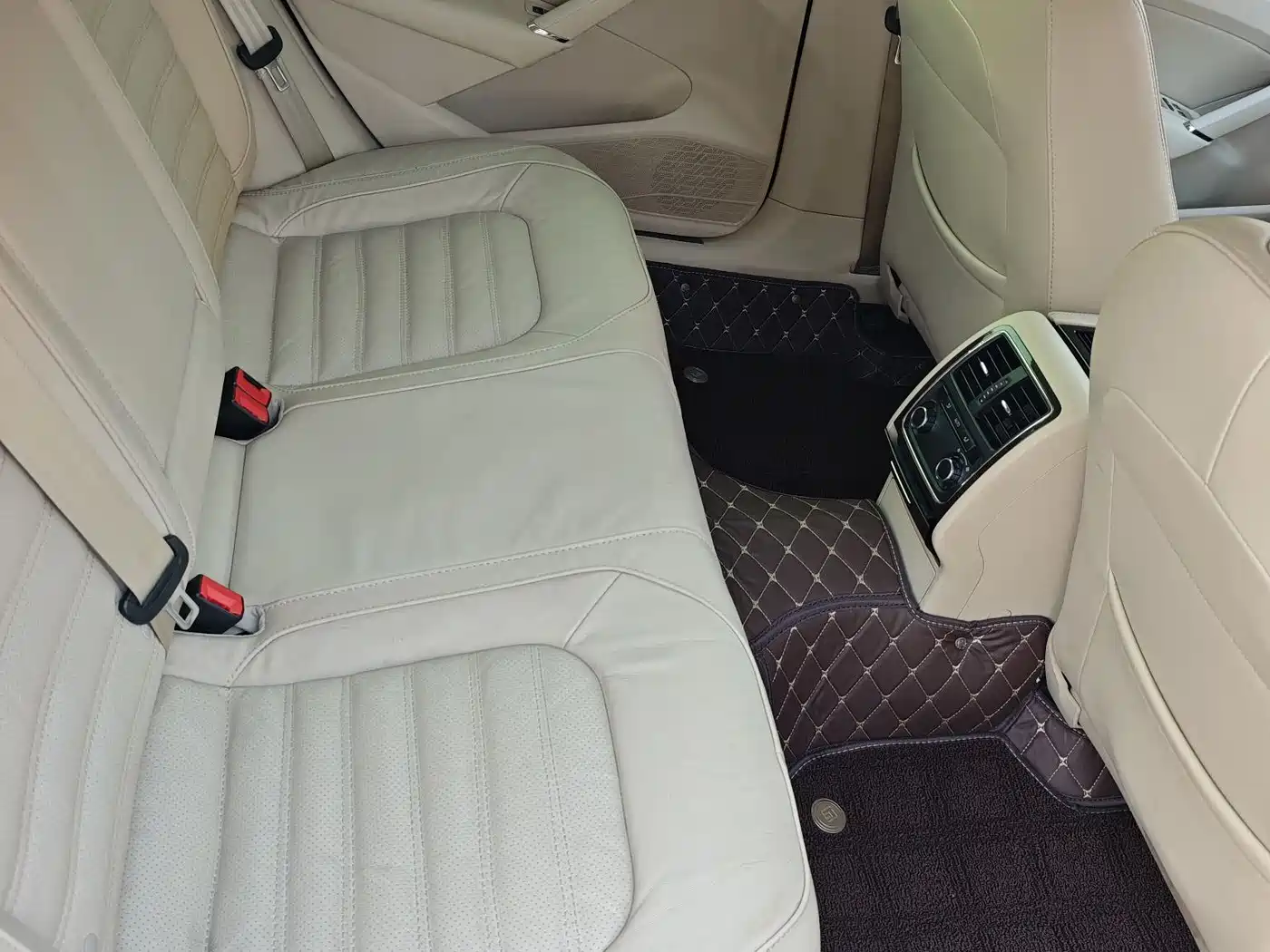 Volkswagen Passat 2014 1.8TSI DSG Executive Edition фото 7